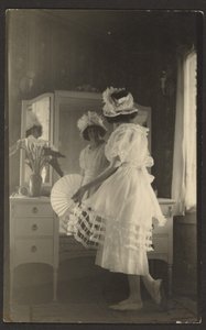 [扇子を持った鏡の女] 作： Louis Fleckenstein