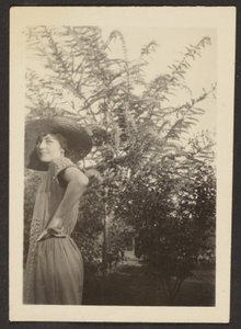 [果樹園に立つ帽子の女］。 作： Louis Fleckenstein