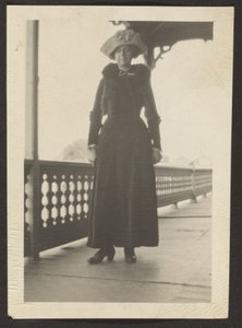 [バルコニーの女] 作： Louis Fleckenstein