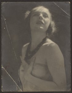 [ビーズのネックレスをした女性］ 作： Louis Fleckenstein