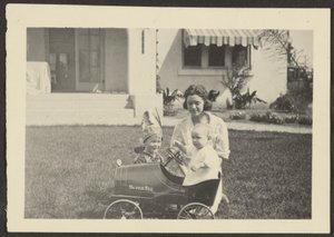[おもちゃの車に子供を乗せた女性］ 作： Louis Fleckenstein