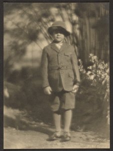 [庭の少年］ 作： Louis Fleckenstein