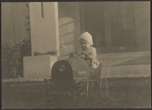 [スーパーシックス・カーに乗った幼児］ 作： Louis Fleckenstein