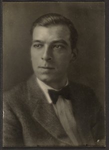 [蝶ネクタイを締めた若い男］ 作： Louis Fleckenstein