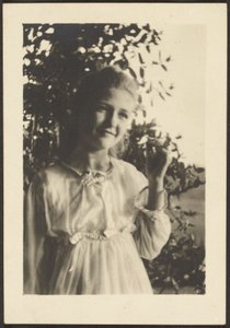 [木の上に立つ若い女性］ 作： Louis Fleckenstein