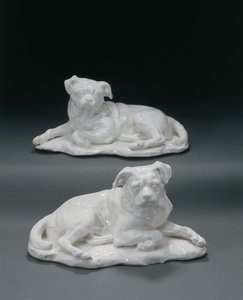 ホガースの犬「トランプ」のチェルシーモデル2点（1747～50年頃）（陶製 作： Louis Francois (after) Roubiliac