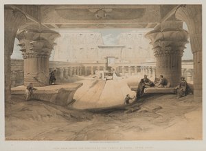 エジプトとヌビア、ボリュームI：1847年上エジプト、エドフ神殿の柱廊の下からの眺め。 作： Louis Haghe
