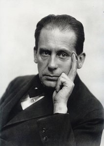 ウォルター・グロピウス、1919年頃。 作： Louis Held