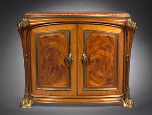 キャビネット、1910年頃（金属製の台紙付きの寄木細工） 作： Louis Majorelle