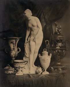 小像と花瓶のある静物 作： Louis Rémy Robert