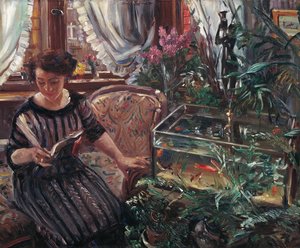 金魚の水槽の近くで読書をする女性、1911年。 作： Lovis Corinth