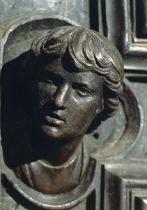 ジュリアーノ・デ・メディチの頭部、ルカ・デッラ・ロッビア(1400-1481)による扉のブロンズ作品の詳細。フィレンツェ、サンタ・マリア・デル・フィオーレ大聖堂の新聖具室。イタリア 作： Luca Della Robbia