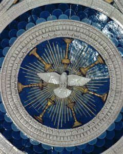 ポルトガルの枢機卿の墓から円形の聖霊、1460年代（艶をかけられたテラコッタ）