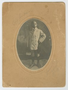 学校に向かうルシアス・ハーパー・ジュニアの写真（1910年頃）。 作： Lucius Harper