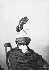 スタジオ写真でポーズをとるノーブル・ローマン 作： Ludovico Tuminello