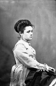 スタジオ写真でポーズをとるノーブル・ローマン 作： Ludovico Tuminello