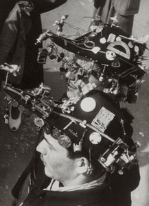 様々なものが吊るされた特殊なフェルッカを持つ大学生たち