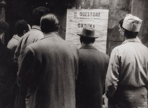 ローマのカーニバル開幕のため、監督官の命令でポスターを読む人々。 作： Luigi Leoni