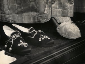 教皇のために用意された典礼服のスリッパ