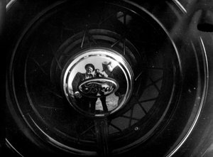 フォードのハブキャップに自分を映す人もいる 作： Luigi Leoni