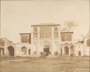1858年、テヘランの王宮の外側の入り口。 作： Luigi Pesce