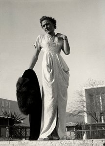 クチュールハウス「グラルディ」のイブニングドレスを着たモデル。(モノクロ写真)