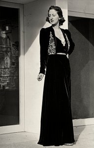 モデルが着用しているのは、イタリアのクチュールハウス「フェルチオーニ」のダークベルベットに刺繍を施したロングイブニングドレス。(モノクロ写真)