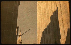 オートクローム・ルミエールと35mmカメラで撮影された街の建物のカラー写真。 作： Luis Marden
