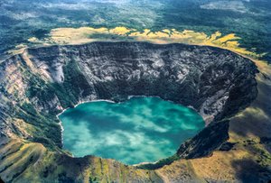 ニカラグア北西部、コセギナ火山の火口湖