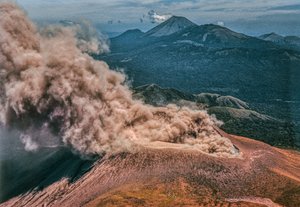 ニカラグアのモモトンボ火山 作： Luis Marden