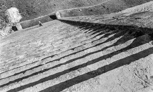 マヤの遺跡、チチェン・イッツァのピラミッドを登る階段。1936 作： Luis Marden