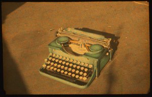 オートクローム・ルミエールと35mmフィルムで撮影されたタイプライターの静物カラー写真。