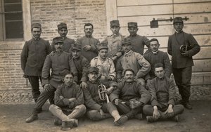 アルバム「The GM R. Army (World War I)」：第36歩兵連隊の兵士と2人のトランペット奏者（モノクロ写真 作： Lusvardi Lusvardi