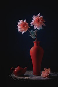 ピンクのダリアと赤い花瓶 作： Lydia Jacobs