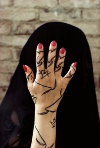 北イエメンでヘナ染めで手を飾るイエメン人女性 作： Lynn Abercrombie