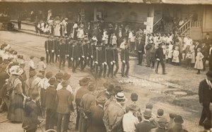 「世界の木工団ドリルチーム」、1910年（写真） 作： リヨンのスタジオ