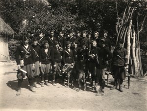 アルバム「MVSN-黒脛巾」。20年モデルのダガーを持った民兵たち（モノクロ写真 作： M. Borchi