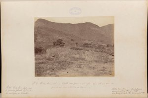 赤い門。コルコバードの山々を望む氷河の形にカットされている。 作： マーク・フェレス