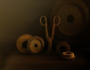 さびた歯車とハサミ 作： Margaret Halaby