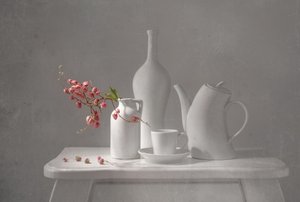 繊細なピンクの静物画