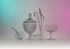 優雅なガラス器の静物画 作： 