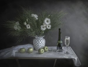 花とシャンパン 作： Margareth Perfoncio