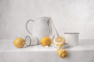 新鮮なレモンの静物画 作： 