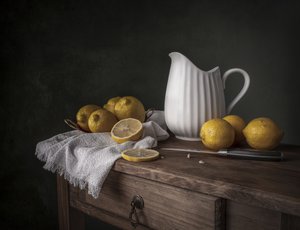 木の上の新鮮なレモン