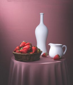 新鮮なイチゴの静物画 作： Margareth Perfoncio