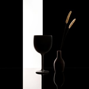ミニマルな黒と白の静物画 作： Margareth Perfoncio