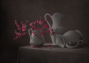 ピンクの花と白い水差し 作： 