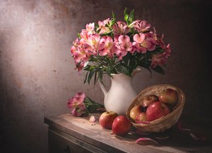 ピンクの花とリンゴ