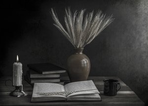 静かなキャンドルライトの下での読書 作： Margareth Perfoncio