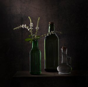 静かな緑の瓶 作： Margareth Perfoncio